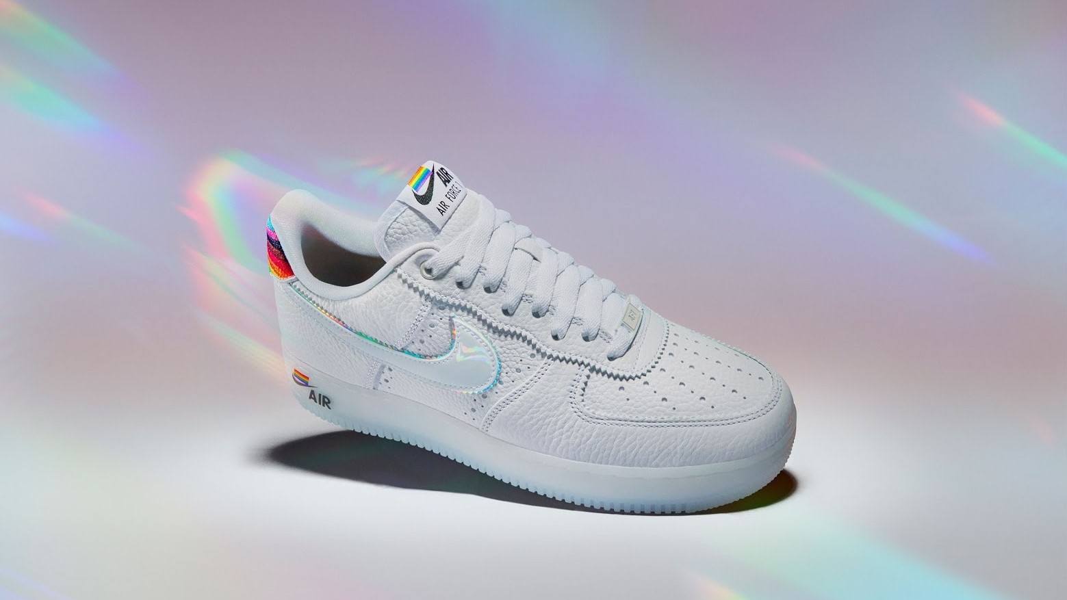 Itt a Pride Month, ezzel együtt pedig a szivárványos Nike, adidas és Converse cipők